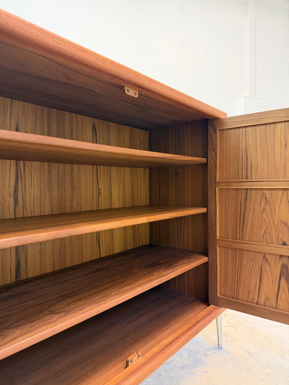 Schrank Teak mit neuen Chromfüßen aus Dänemark