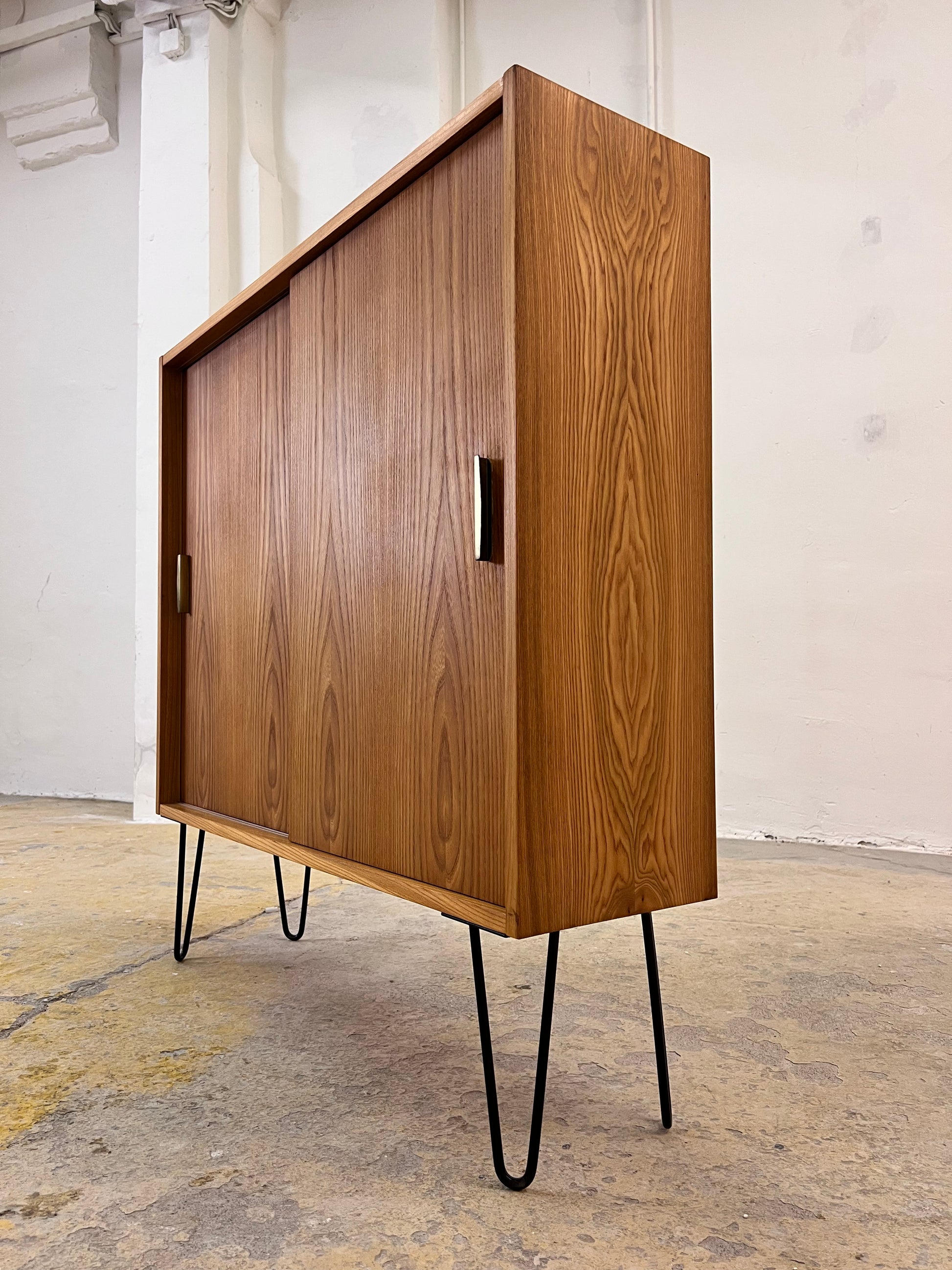 Regal Typ 605 mit Schiebetüren auf Hairpinlegs von Herbert Eilenberg für Hellerau