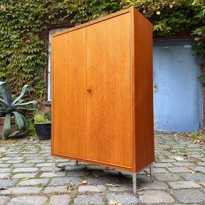 Schrank Teak mit neuen Chromfüßen
