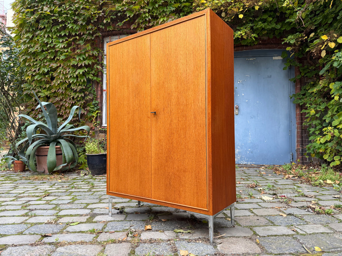 Schrank Teak mit neuen Chromfüßen