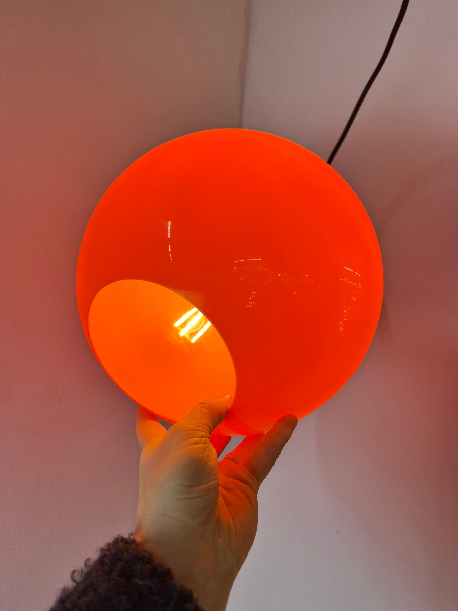 Große Kugellampe orange Kunststoff mit Chromstab