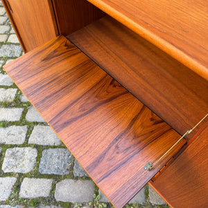Highboard Teak mit Klappfach & Schiebetüren auf Dänemark