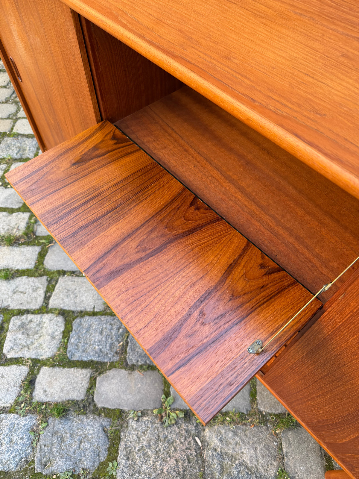 Highboard Teak mit Klappfach & Schiebetüren auf Dänemark