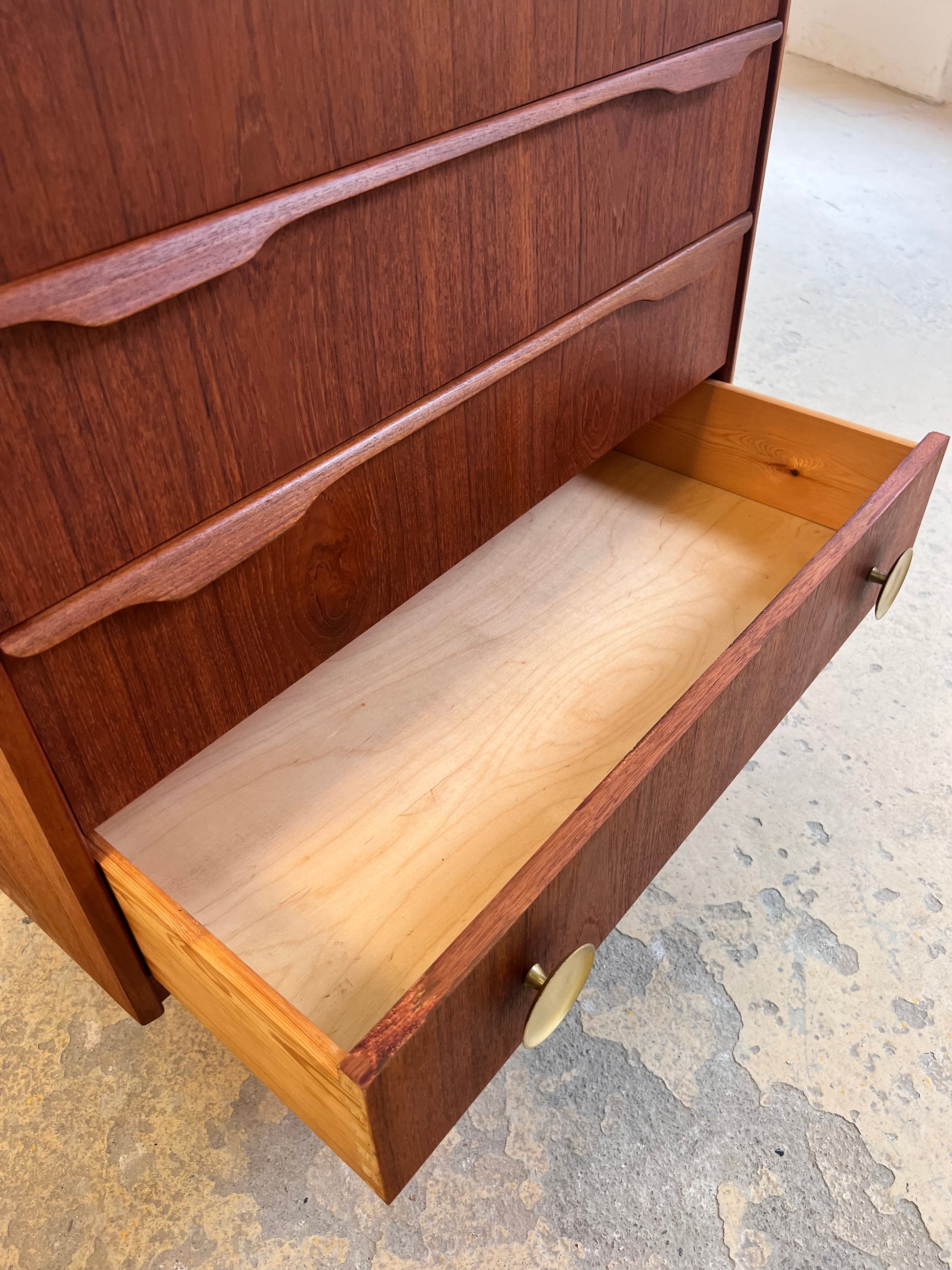 Kommode Teak mit Holz- & Messinggriffen aus Dänemark