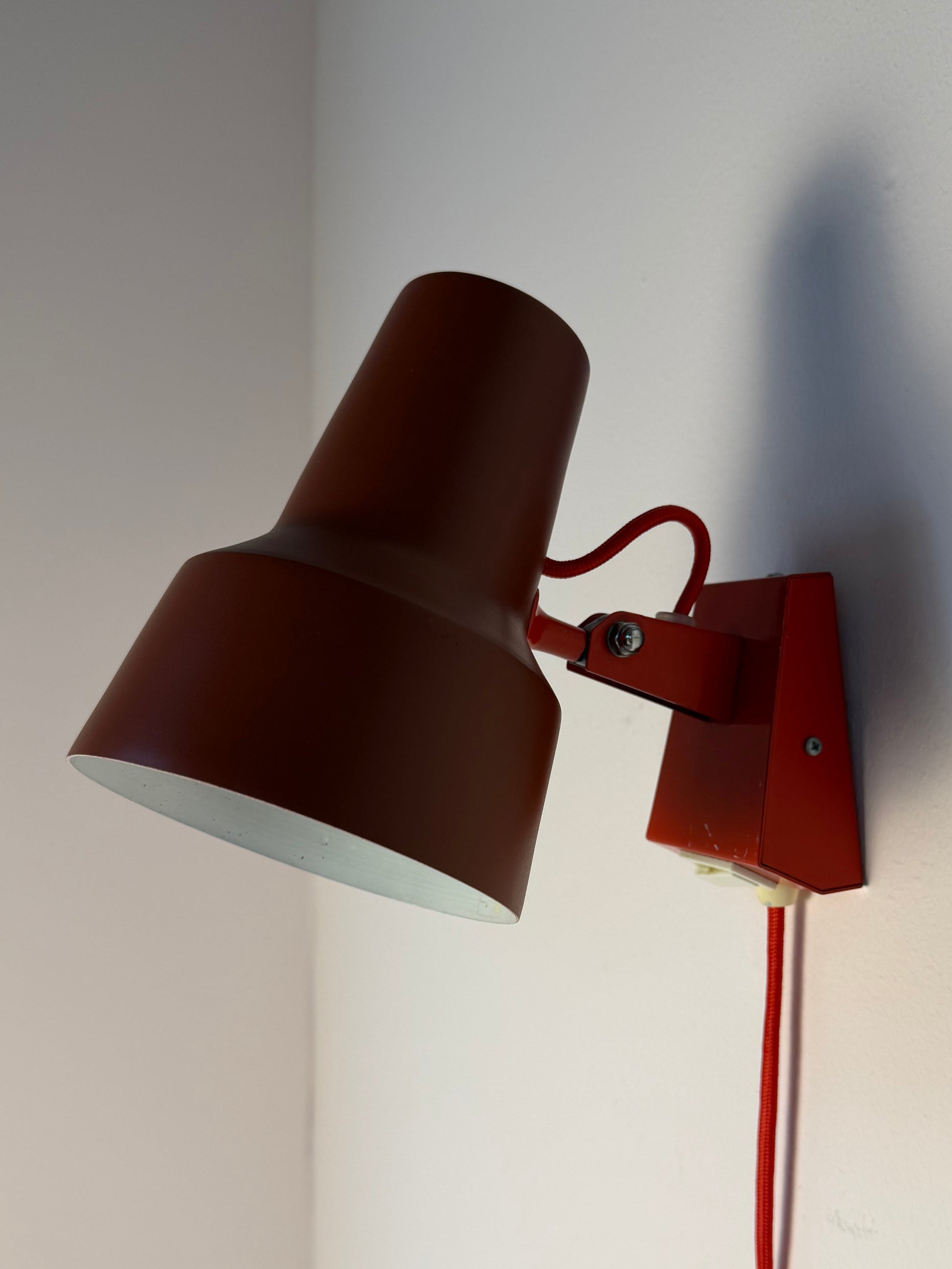 Wandlampe rot neu lackiert von Luxo