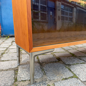 Vitrine Nussbaum mit neuen Chromfüßen von Störmer & Sohn