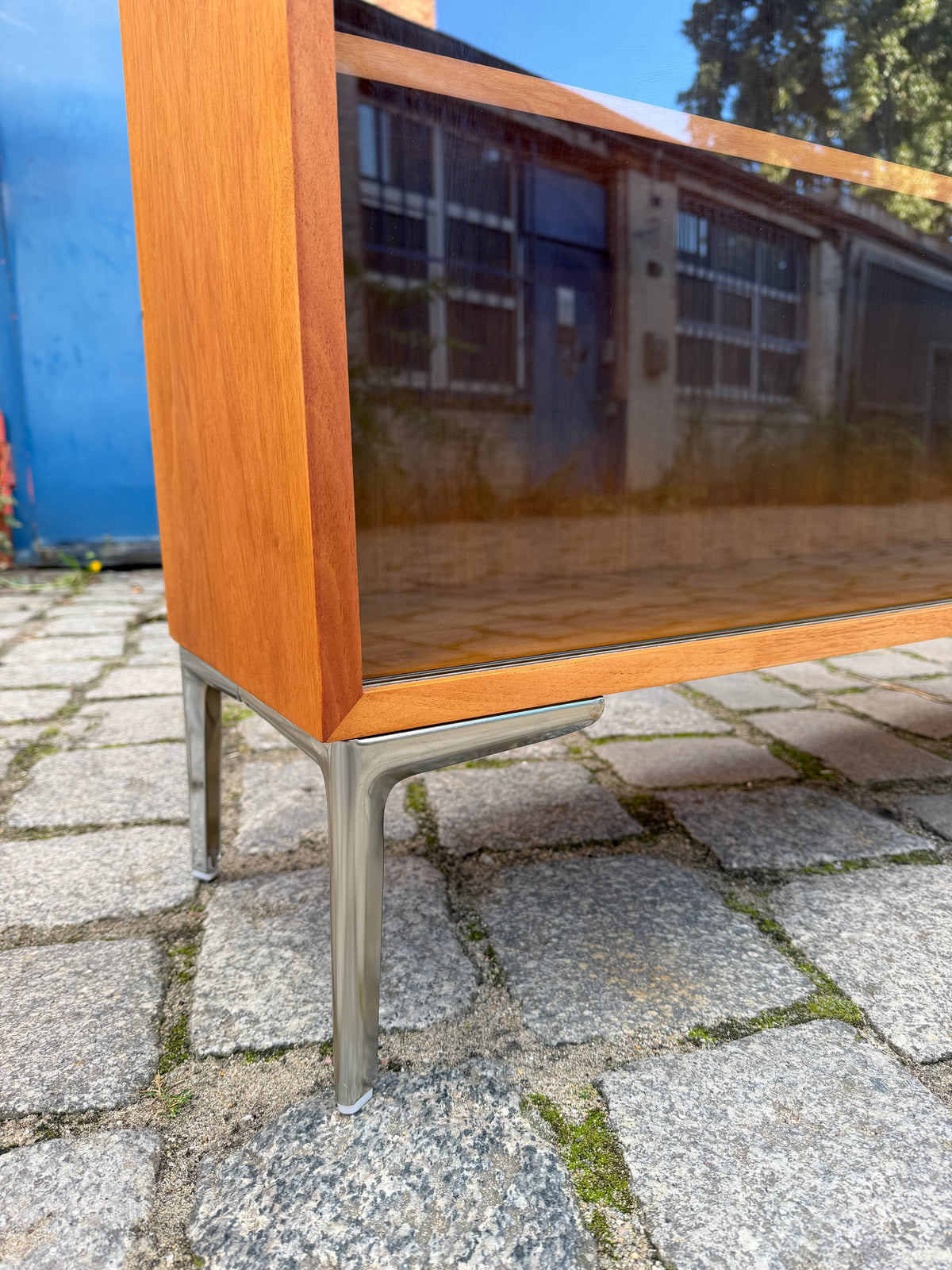Vitrine Nussbaum mit neuen Chromfüßen von Störmer & Sohn