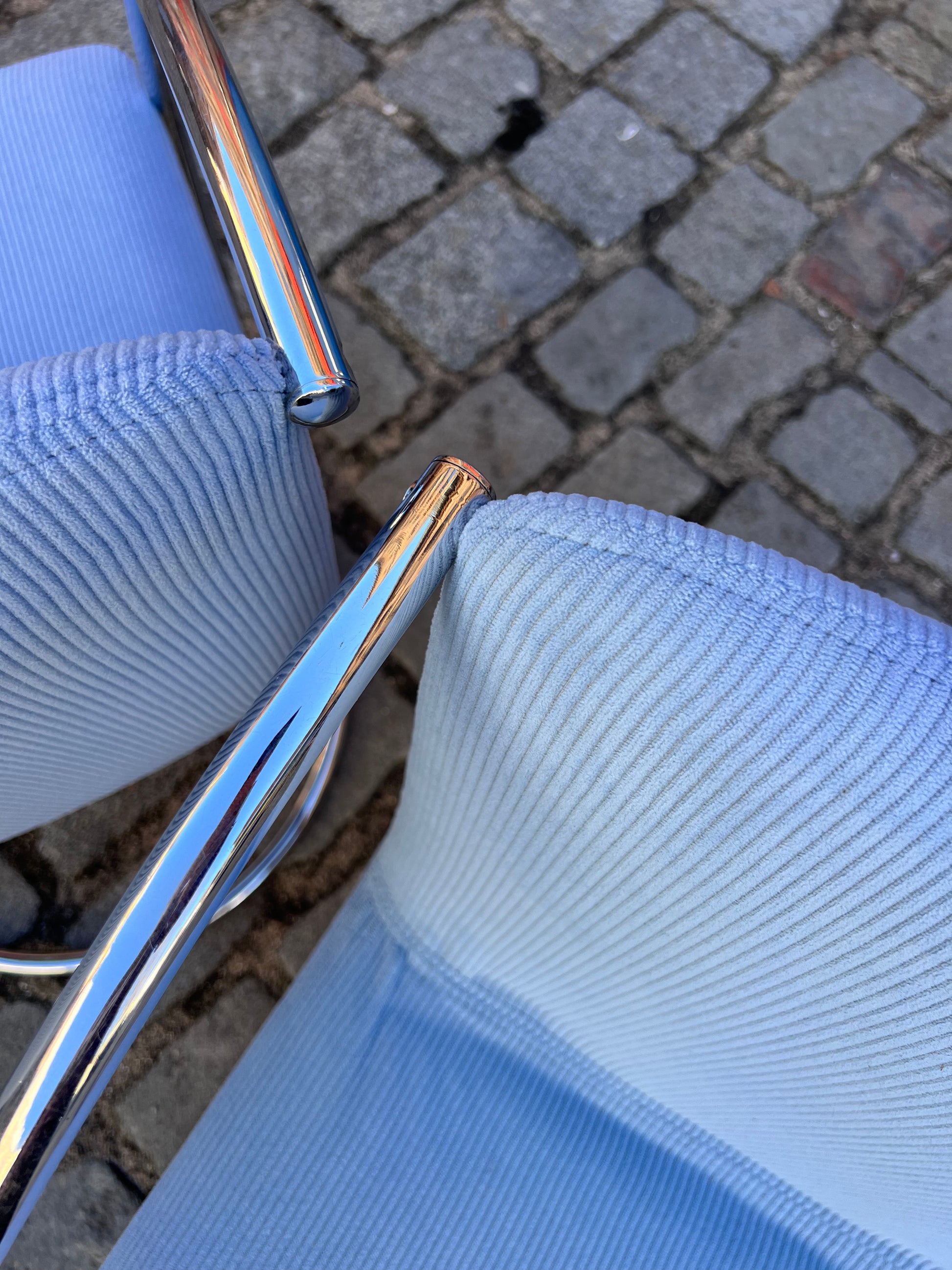Freischwinger „Lens“ hellblau Cord & Chrom von Giovanni Offredi für Saporiti Italia