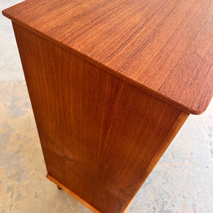 Kommode Teak mit Muschelgriffen & Schloss aus Dänemark
