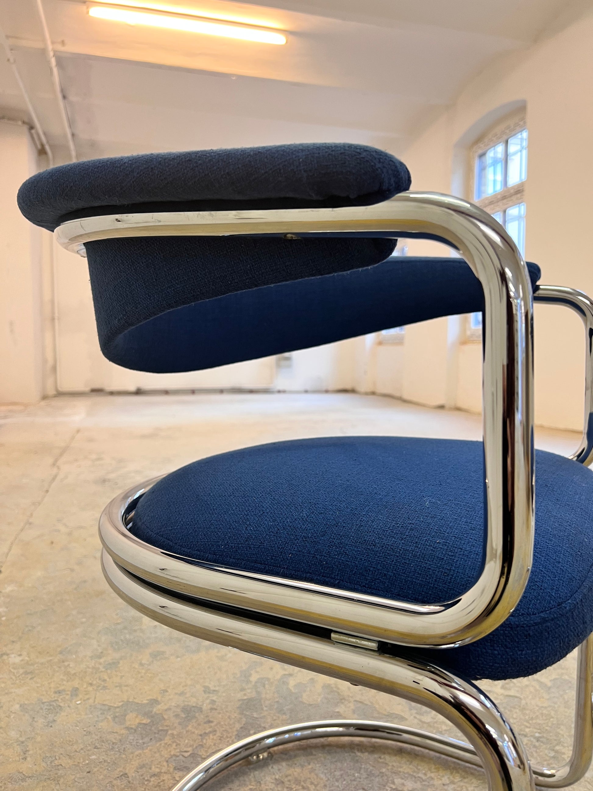 Freischwinger blau Chrom neu gepolstert