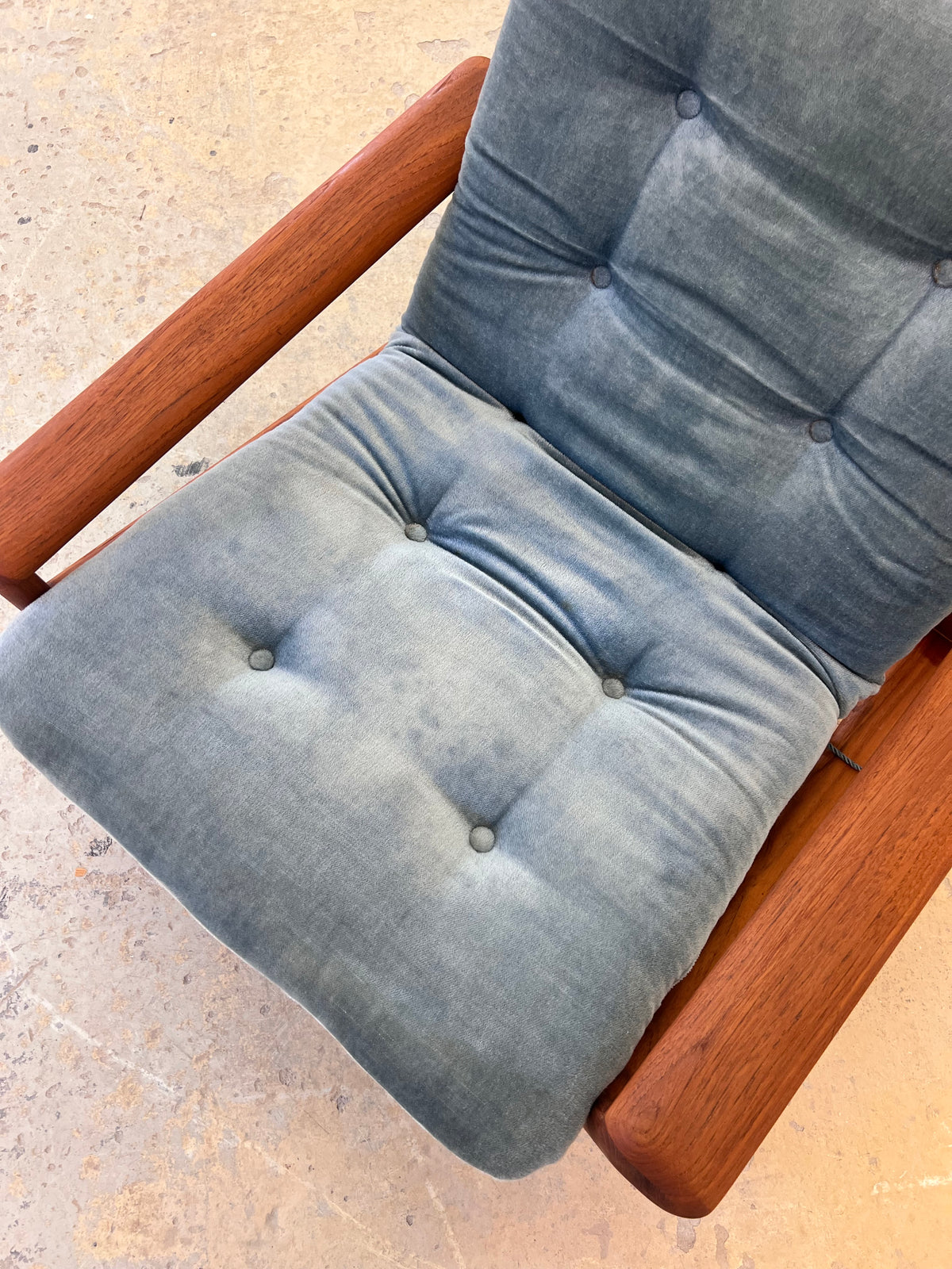 Sessel Loungechair blauer Samt und Teak