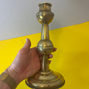 Hoher Kerzenständer aus Messing