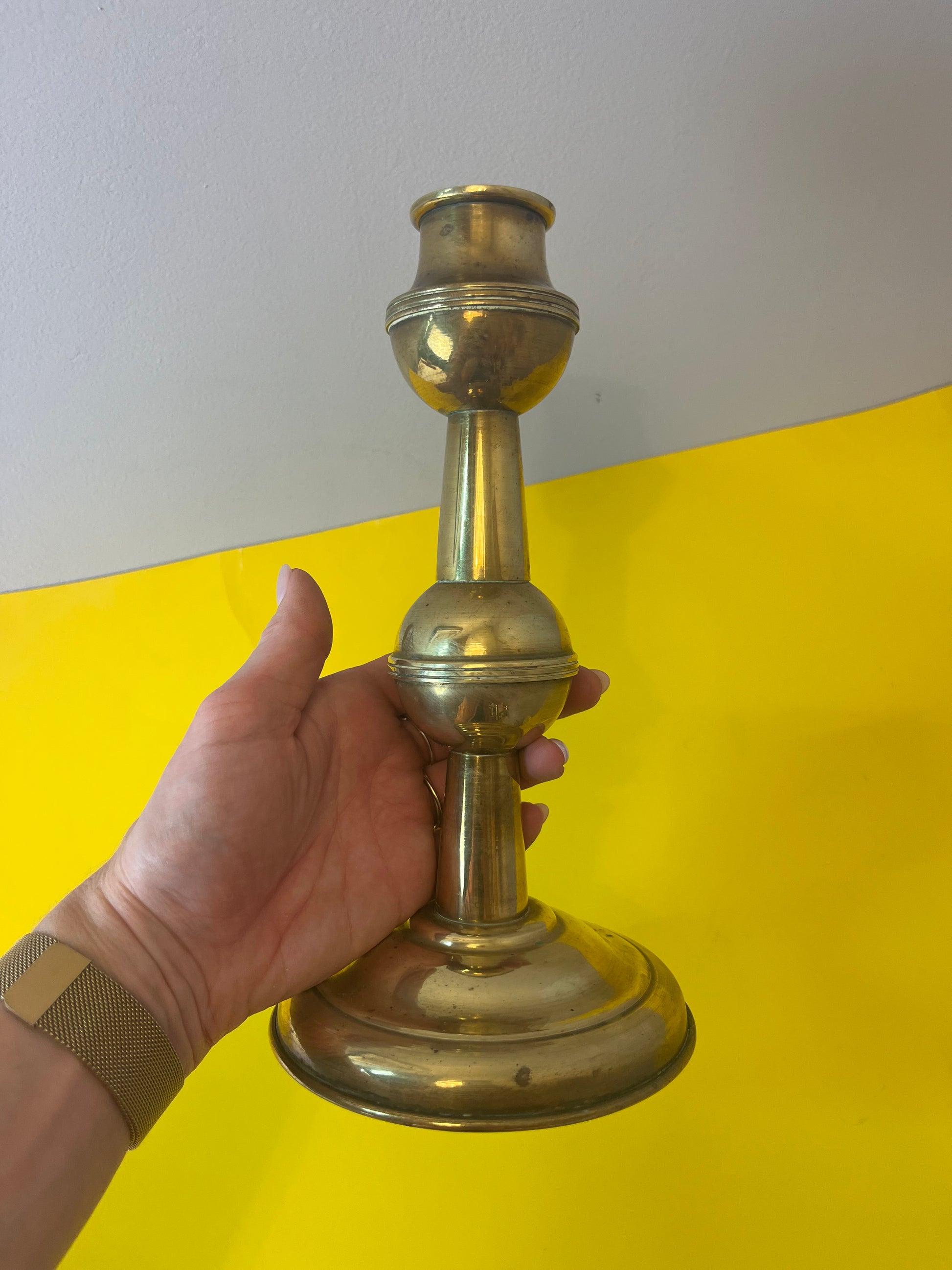 Hoher Kerzenständer aus Messing