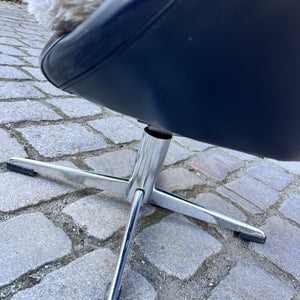 Cocktailsessel Kunstleder mit beigem Fellkissen