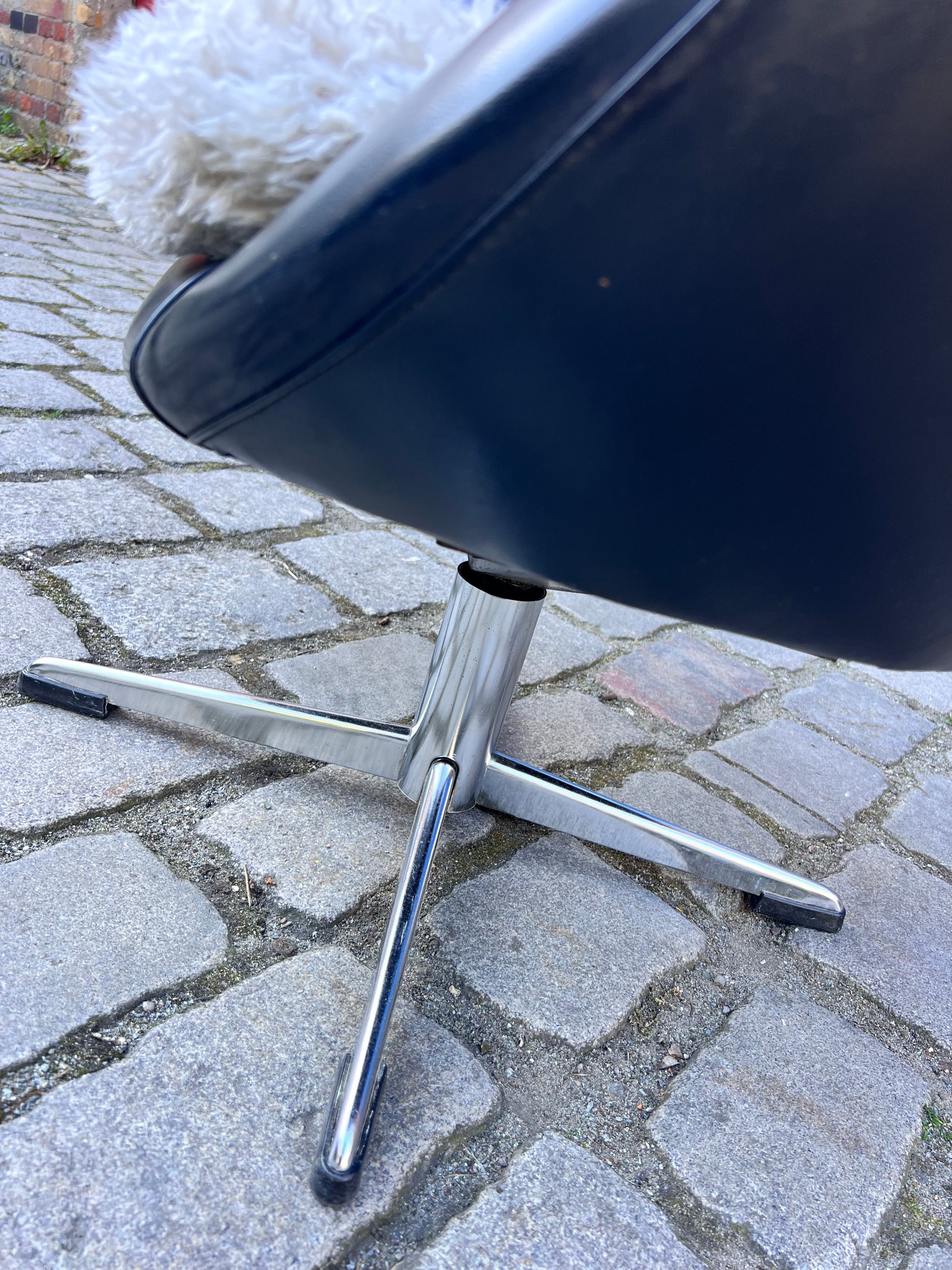 Cocktailsessel Kunstleder mit beigem Fellkissen