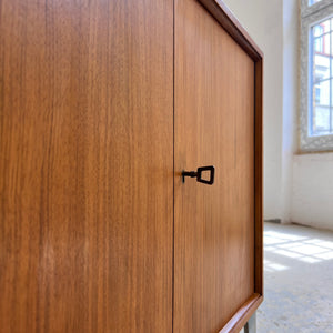 Schrank Nussbaum mit Schloss & neuen Chromfüßen