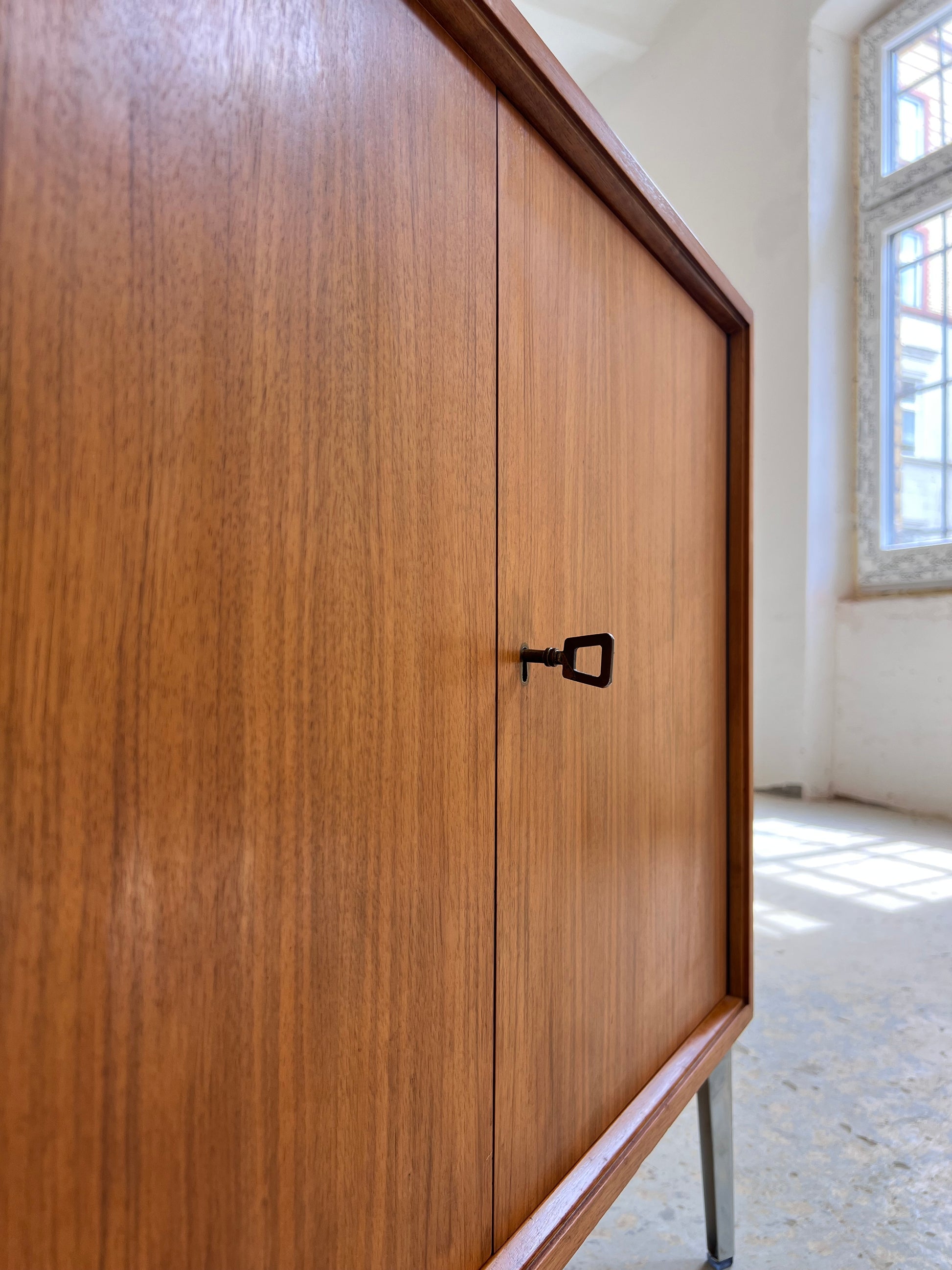 Schrank Nussbaum mit Schloss & neuen Chromfüßen