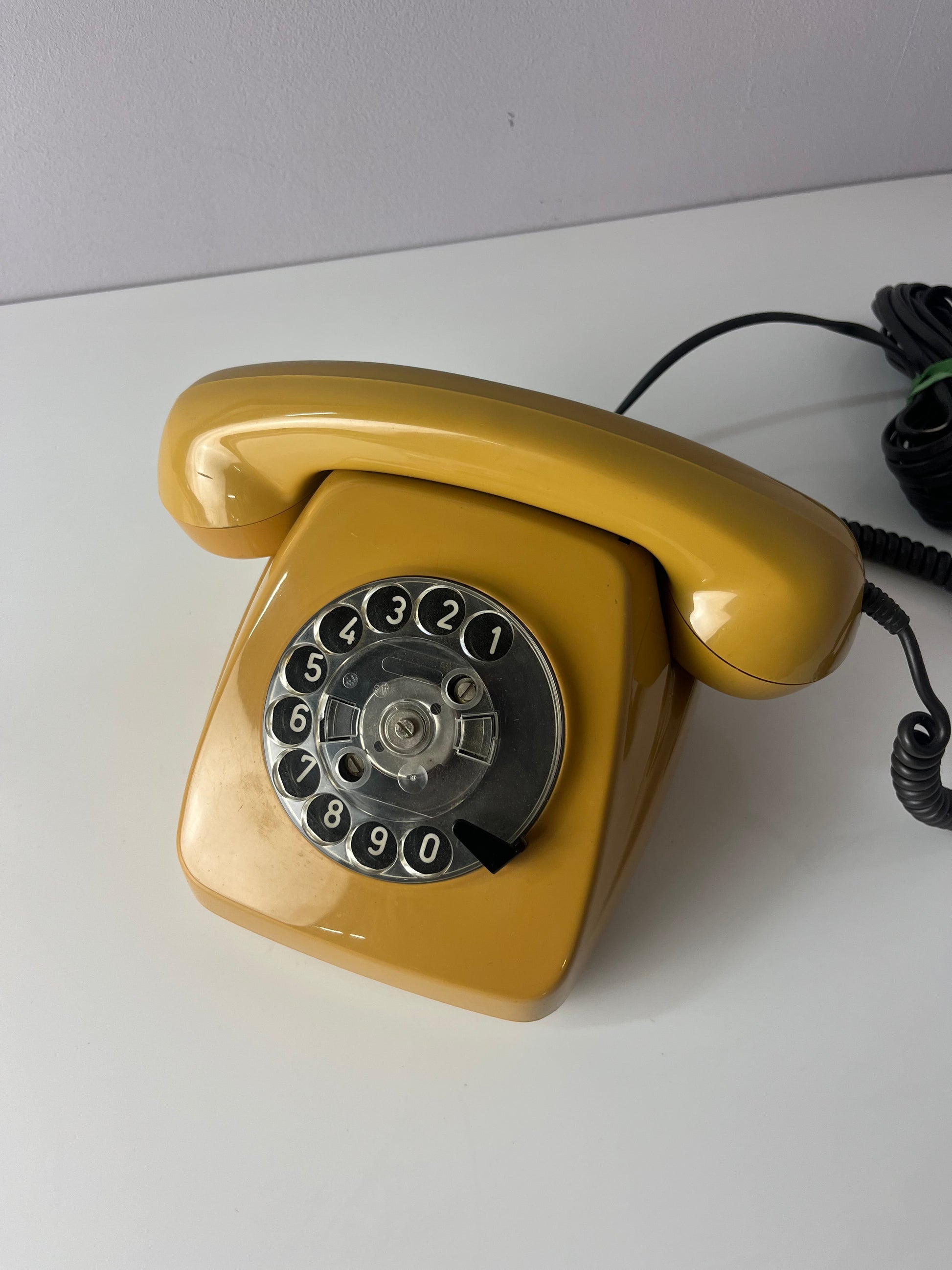Telefon FeTap 611-2a gelb mit Wählscheibe und Kabel