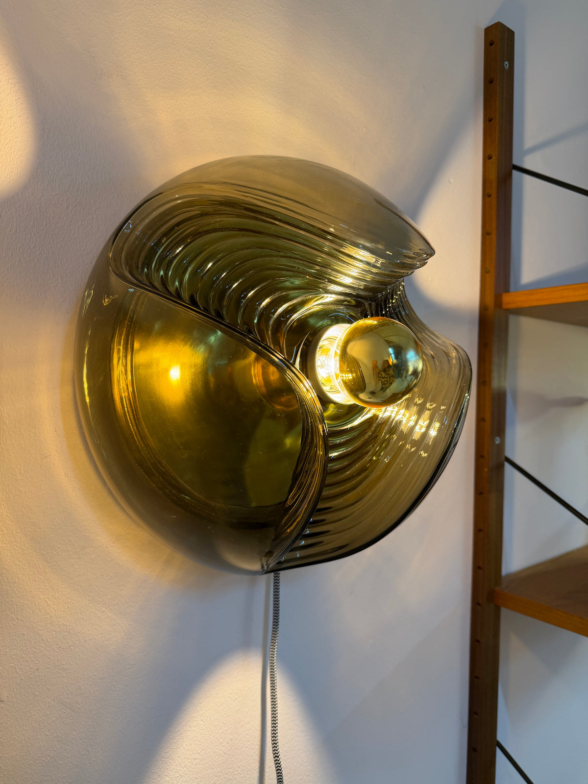 Große Wandlampe Futura Rauchglas Messing von Koch & Lowy für Peill & Putzler