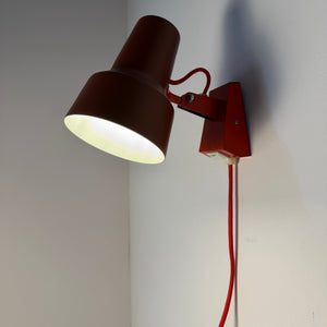 Wandlampe rot neu lackiert von Luxo