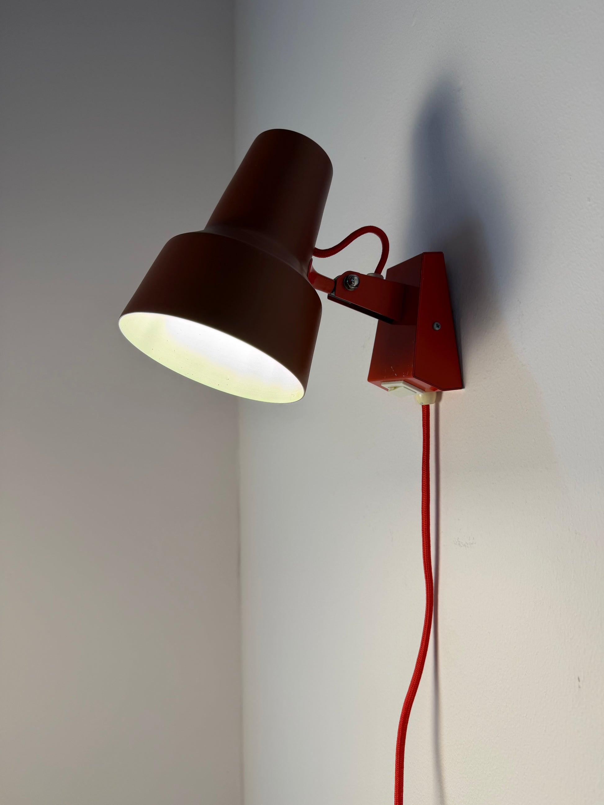 Wandlampe rot neu lackiert von Luxo