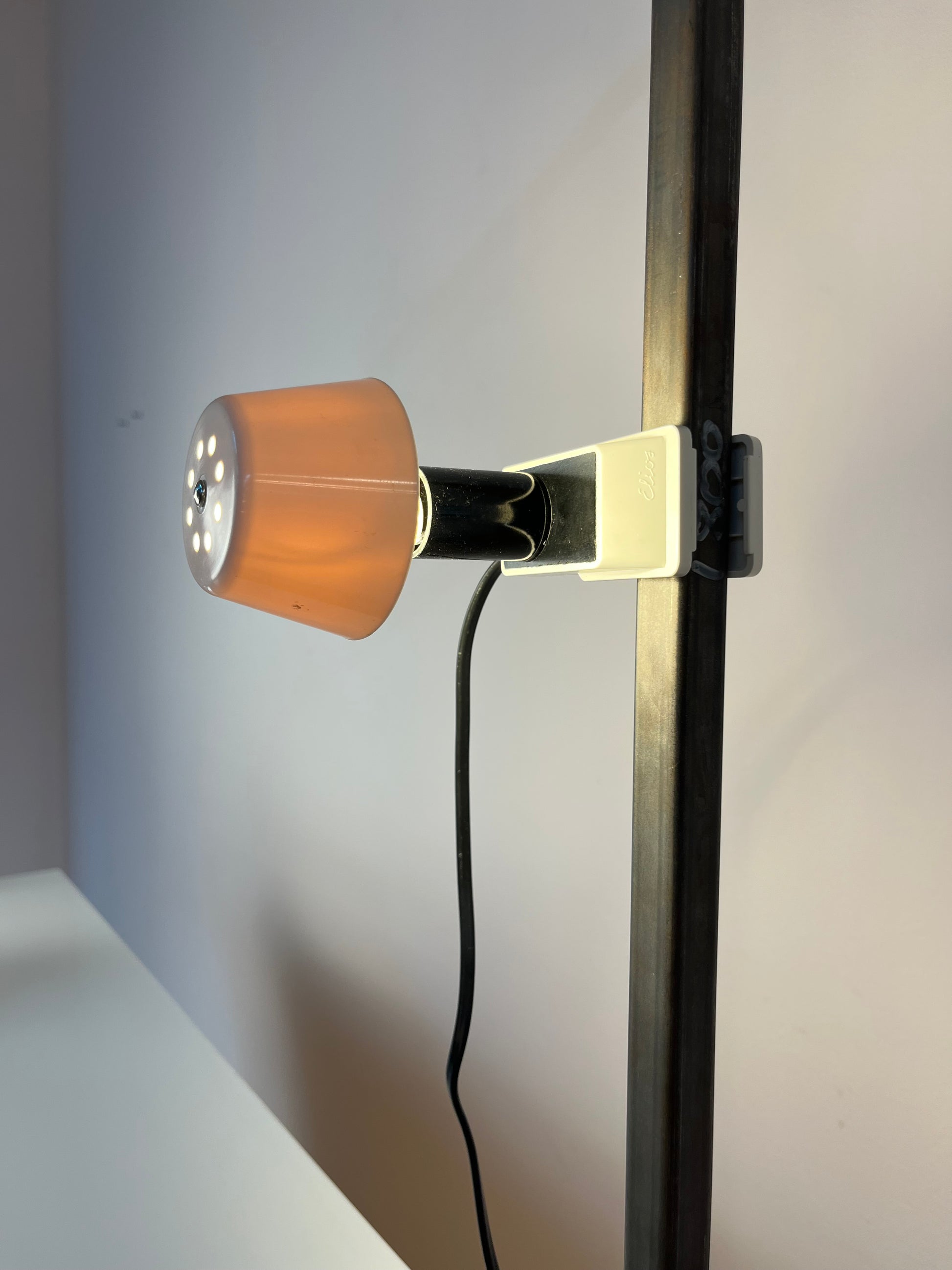 Klemmlampe weiß mit Metallschirm von Elios