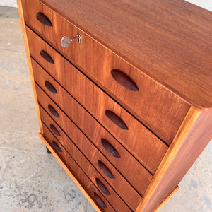 Kommode Teak mit Muschelgriffen & Schloss aus Dänemark