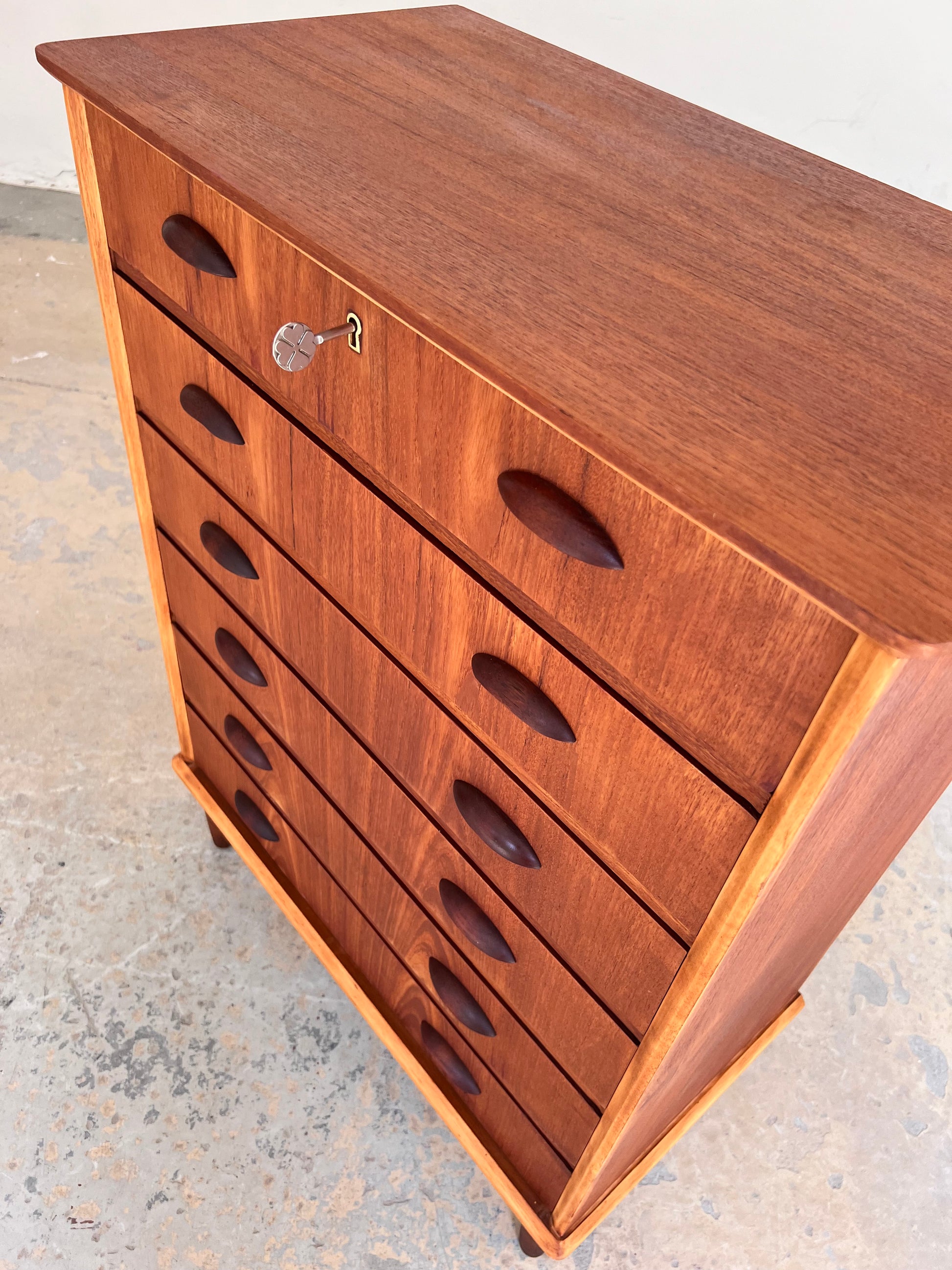 Kommode Teak mit Muschelgriffen & Schloss aus Dänemark