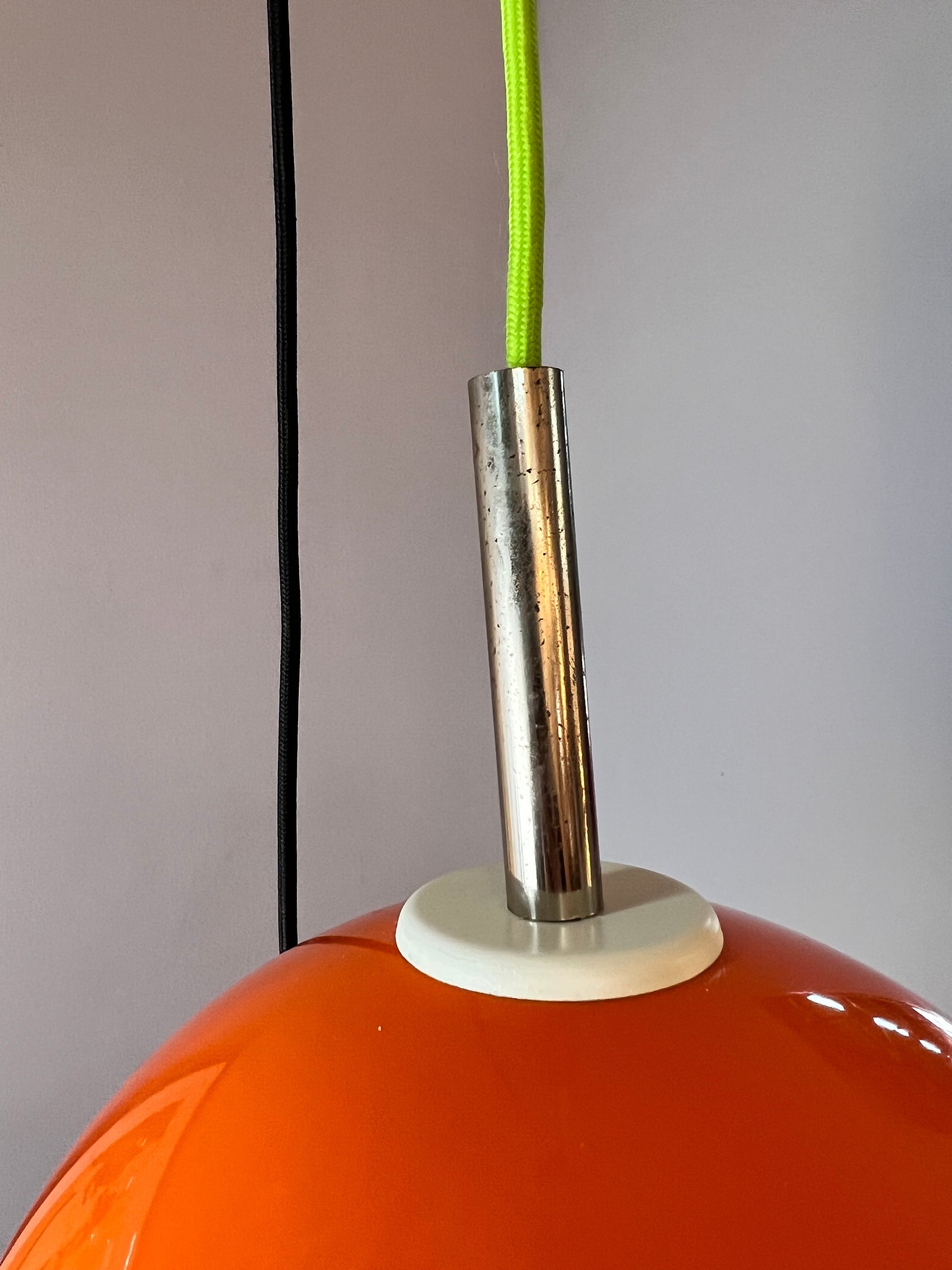 Große Kugellampe orange Kunststoff mit Chromstab