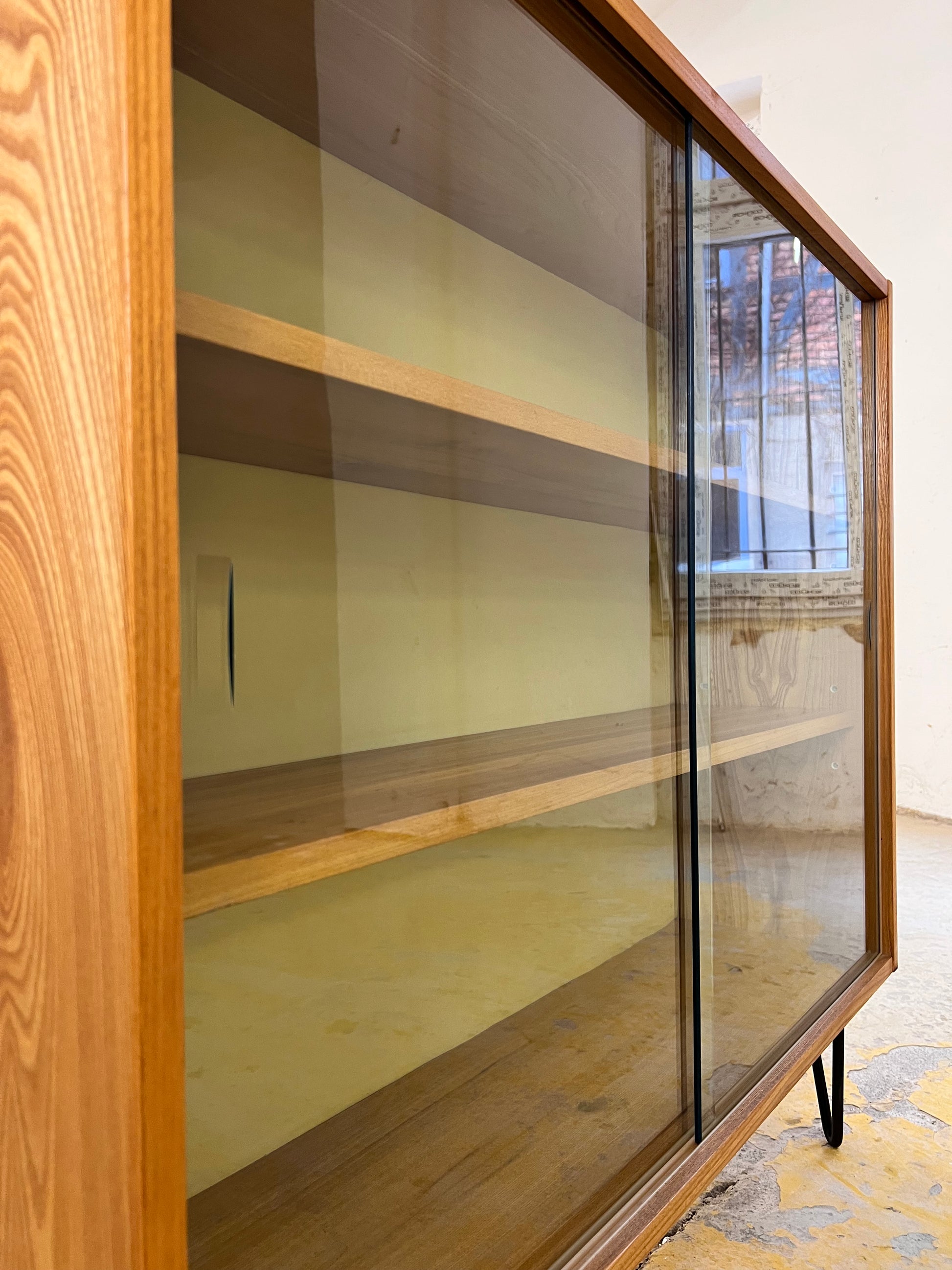 Vitrine / Bücherregal mit Glastüren Typ 605 auf Hairpinlegs von Herbert Eilenberg für Hellerau