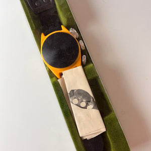 Wandradio in Form einer Armbanduhr