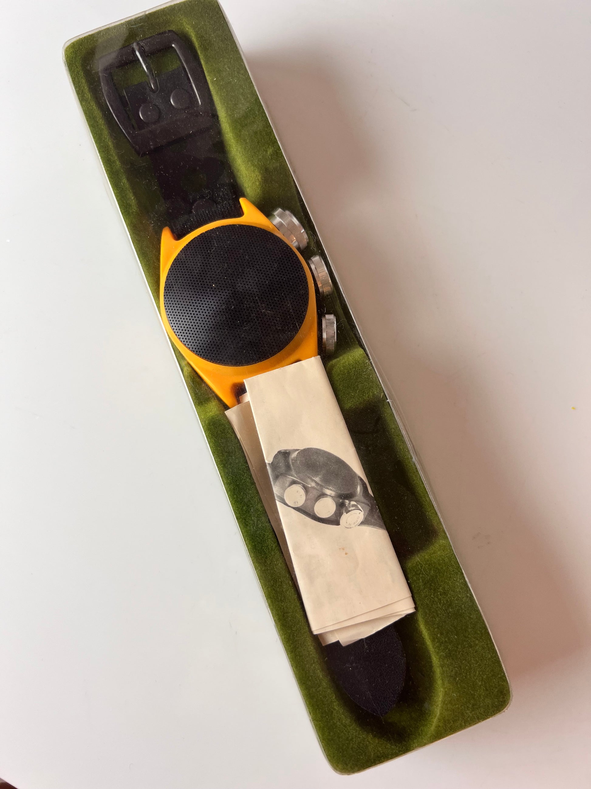 Wandradio in Form einer Armbanduhr