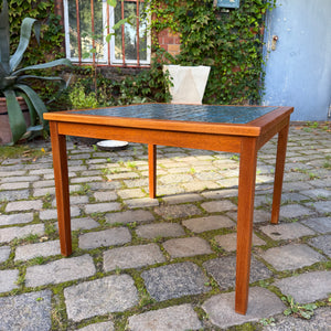 Quadratischer Beistelltisch Teak mit blauen Fliesen aus Dänemark