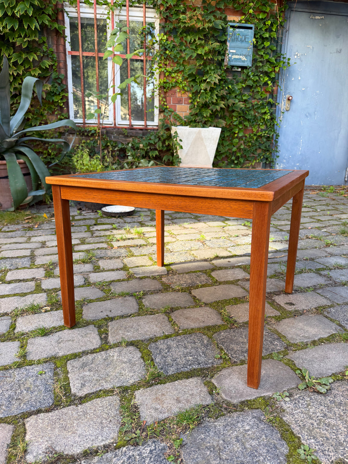 Quadratischer Beistelltisch Teak mit blauen Fliesen aus Dänemark