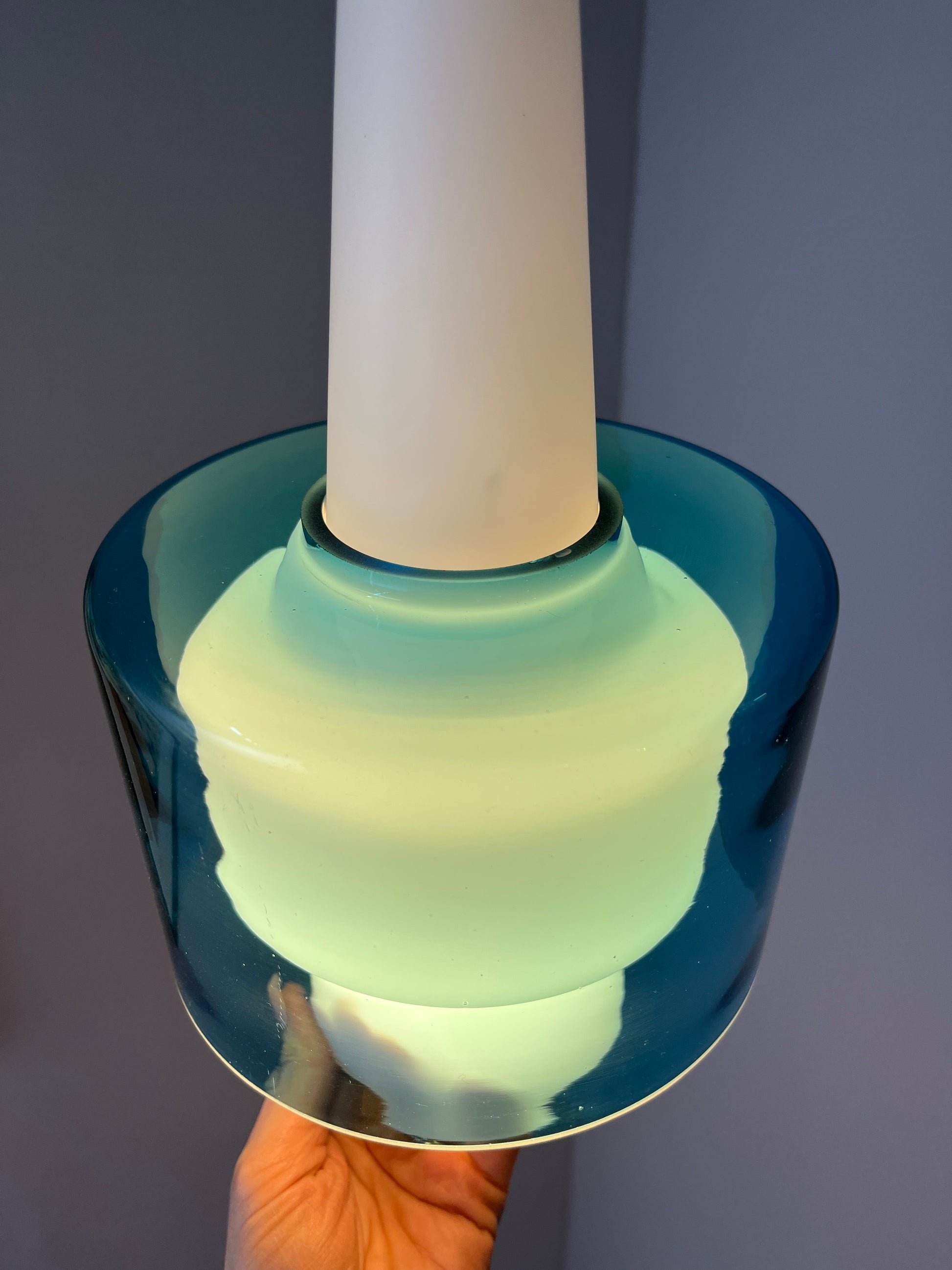 Hängelampe blau weiß Opalglas von Hyllinge Glasbruk