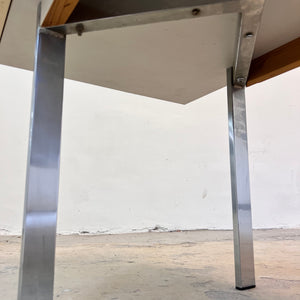 Sideboard weiß mit kreisförmigem Reliefmuster aus Belgien