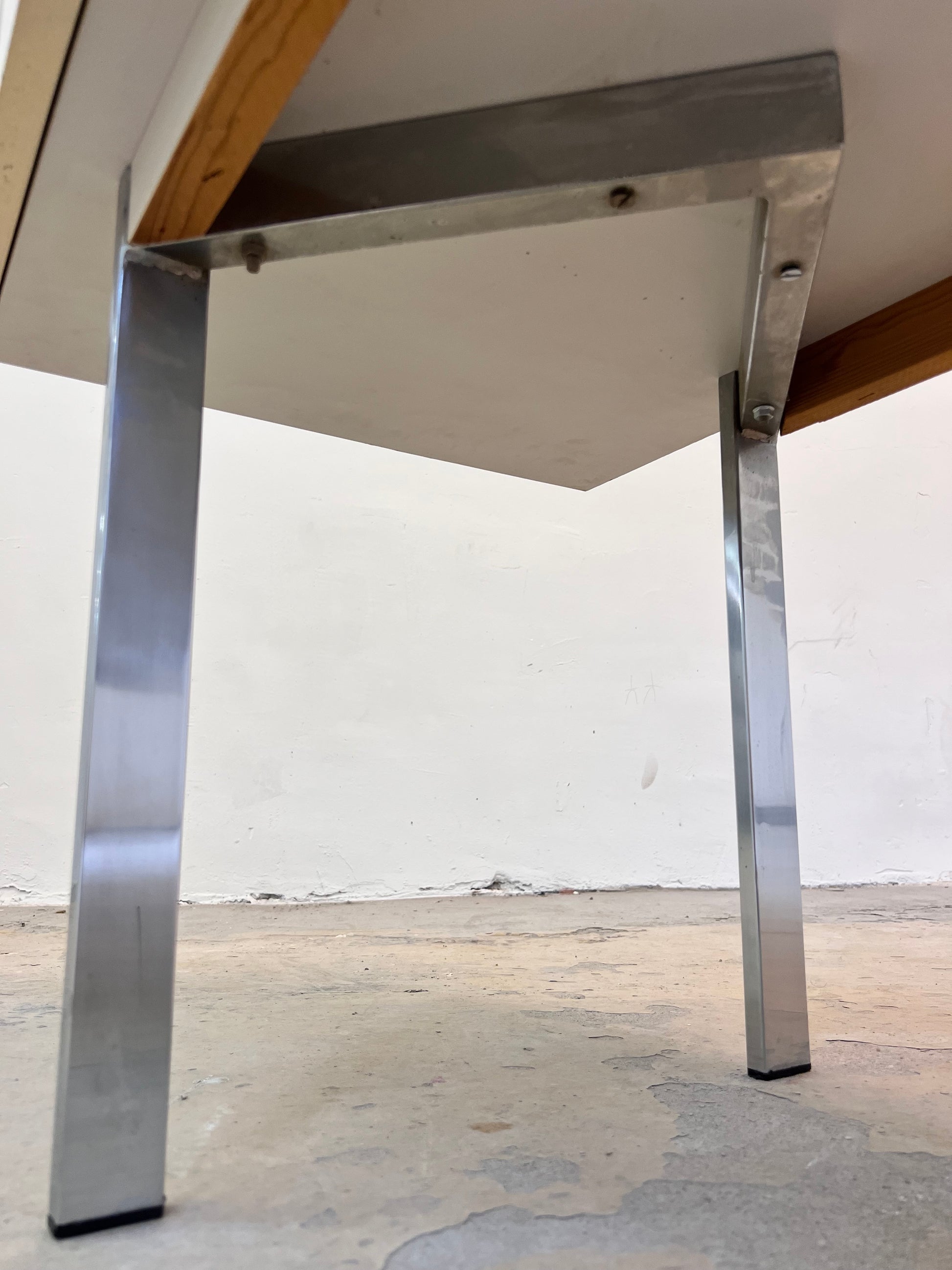 Sideboard weiß mit kreisförmigem Reliefmuster aus Belgien