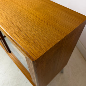 Kleiner Schrank mit Vitrine und Tür links von Dyrlund