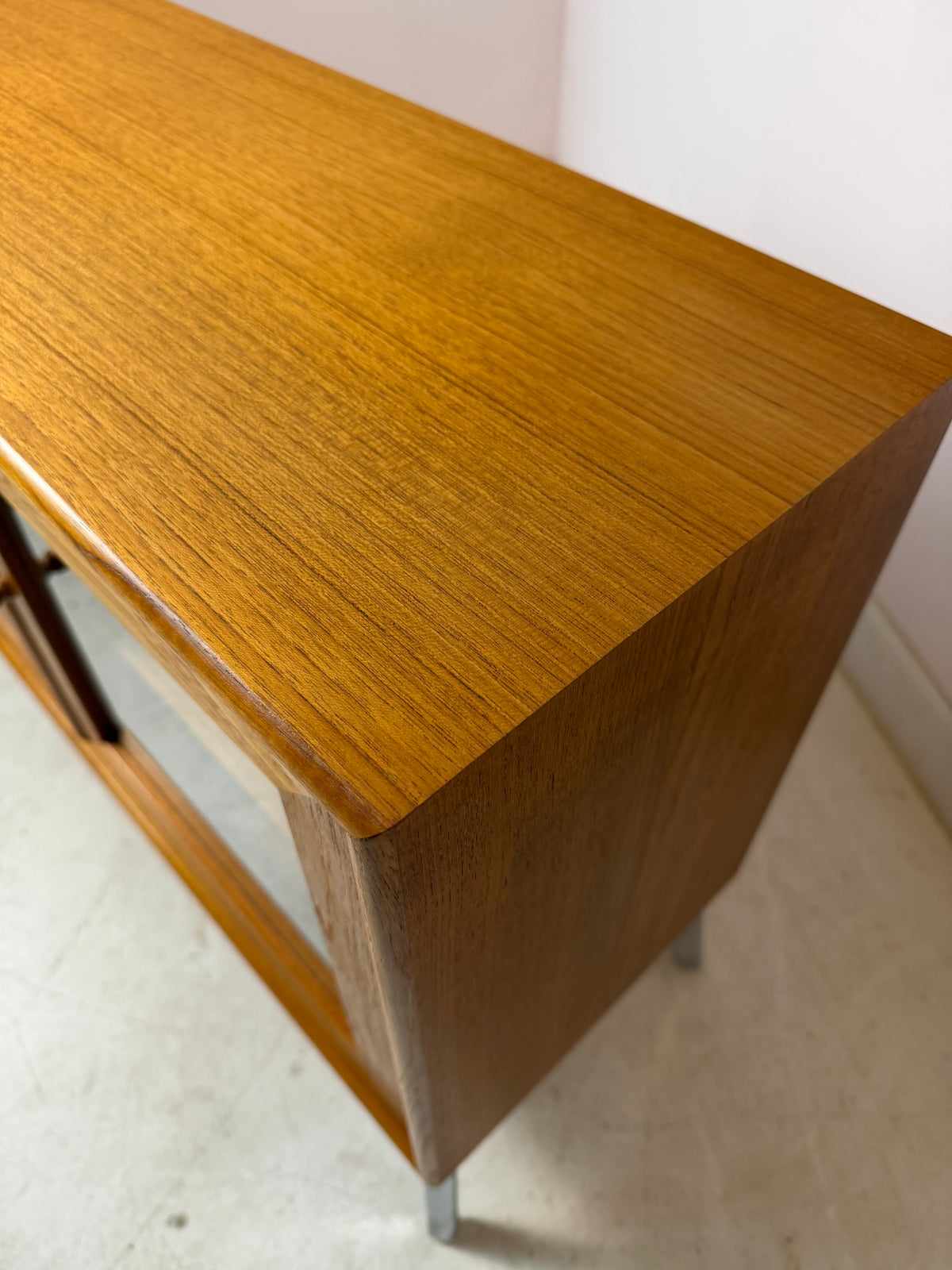 Kleiner Schrank mit Vitrine und Tür links von Dyrlund