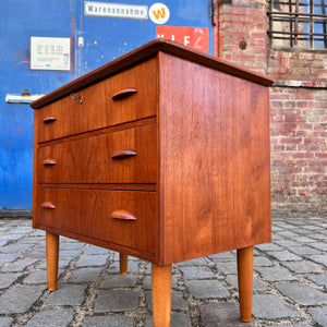 Kleine Kommode mit Muschelgriffen & Schloss aus Dänemark