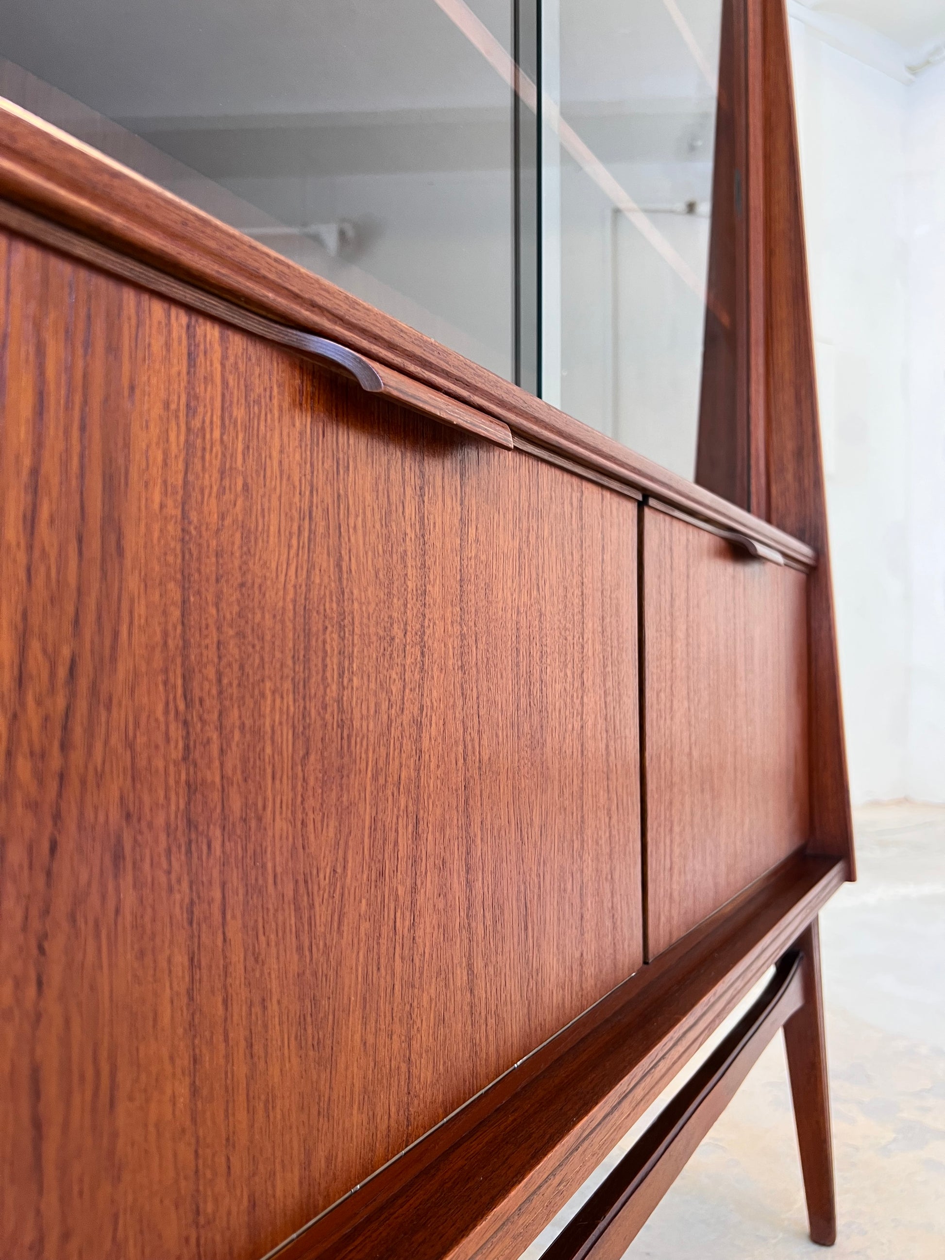 Vitrine Teak mit Klappfächern aus Deutschland