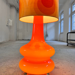 Stehlampe orange mit leuchtendem Glasfuß und 70er Schirm von Pako