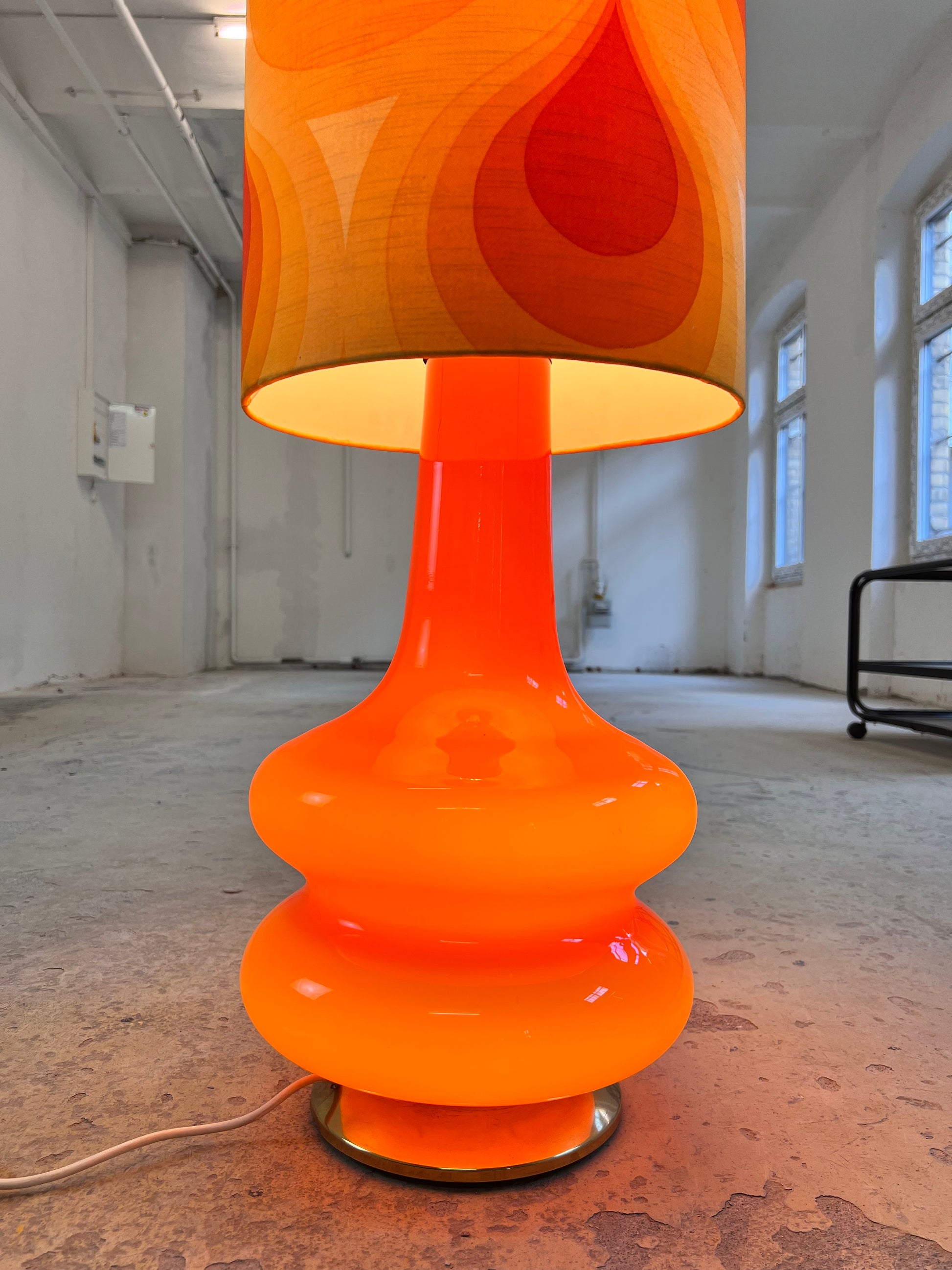 Stehlampe orange mit leuchtendem Glasfuß und 70er Schirm von Pako