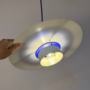 Lammellenlampe weiß mit blauem Akzent aus Dänemark