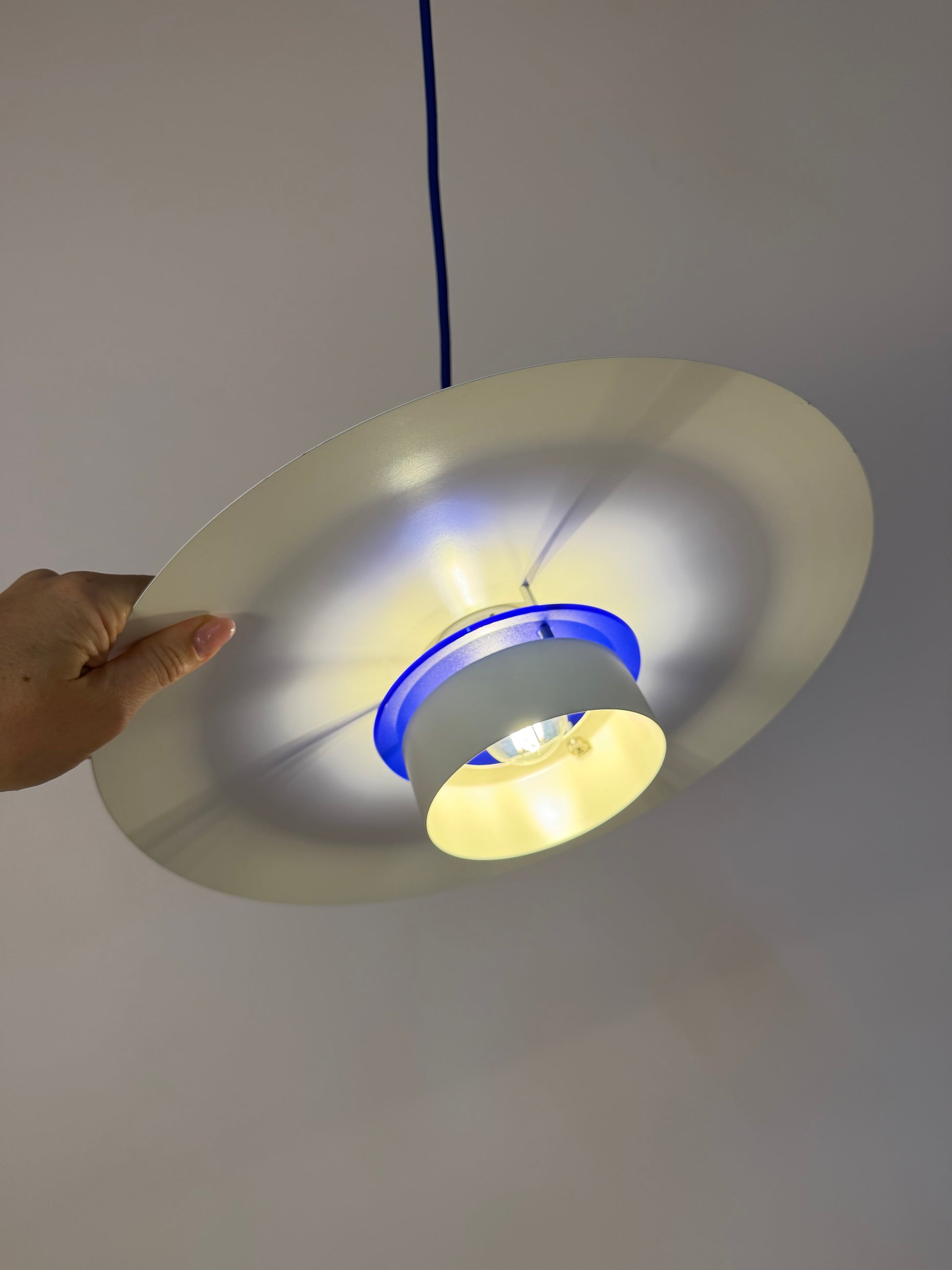 Lammellenlampe weiß mit blauem Akzent aus Dänemark