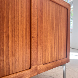 Kommode Teak mit Flügeltüren & neuen Chromfüßen von H. W. Klein
