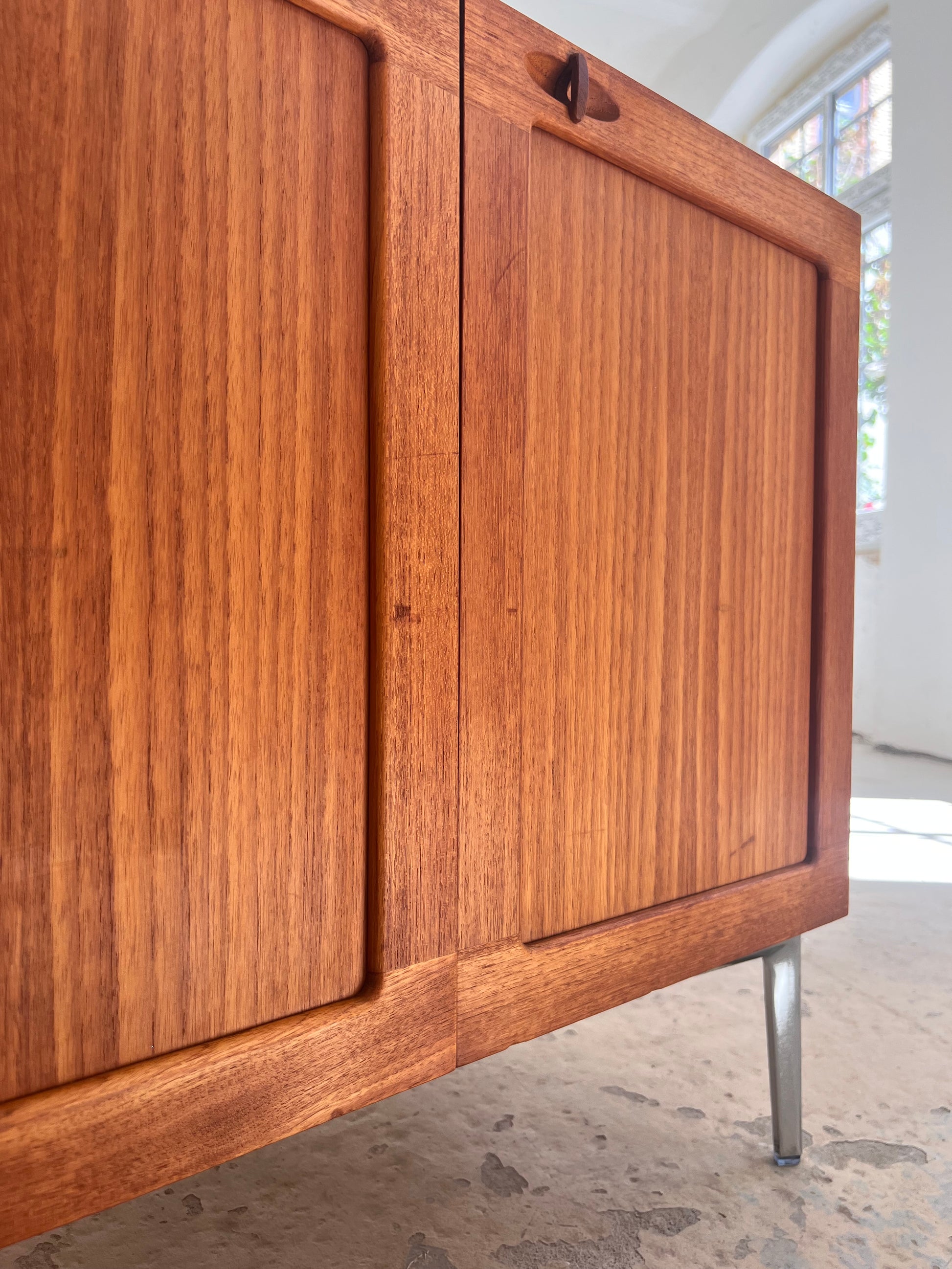 Kommode Teak mit Flügeltüren & neuen Chromfüßen von H. W. Klein