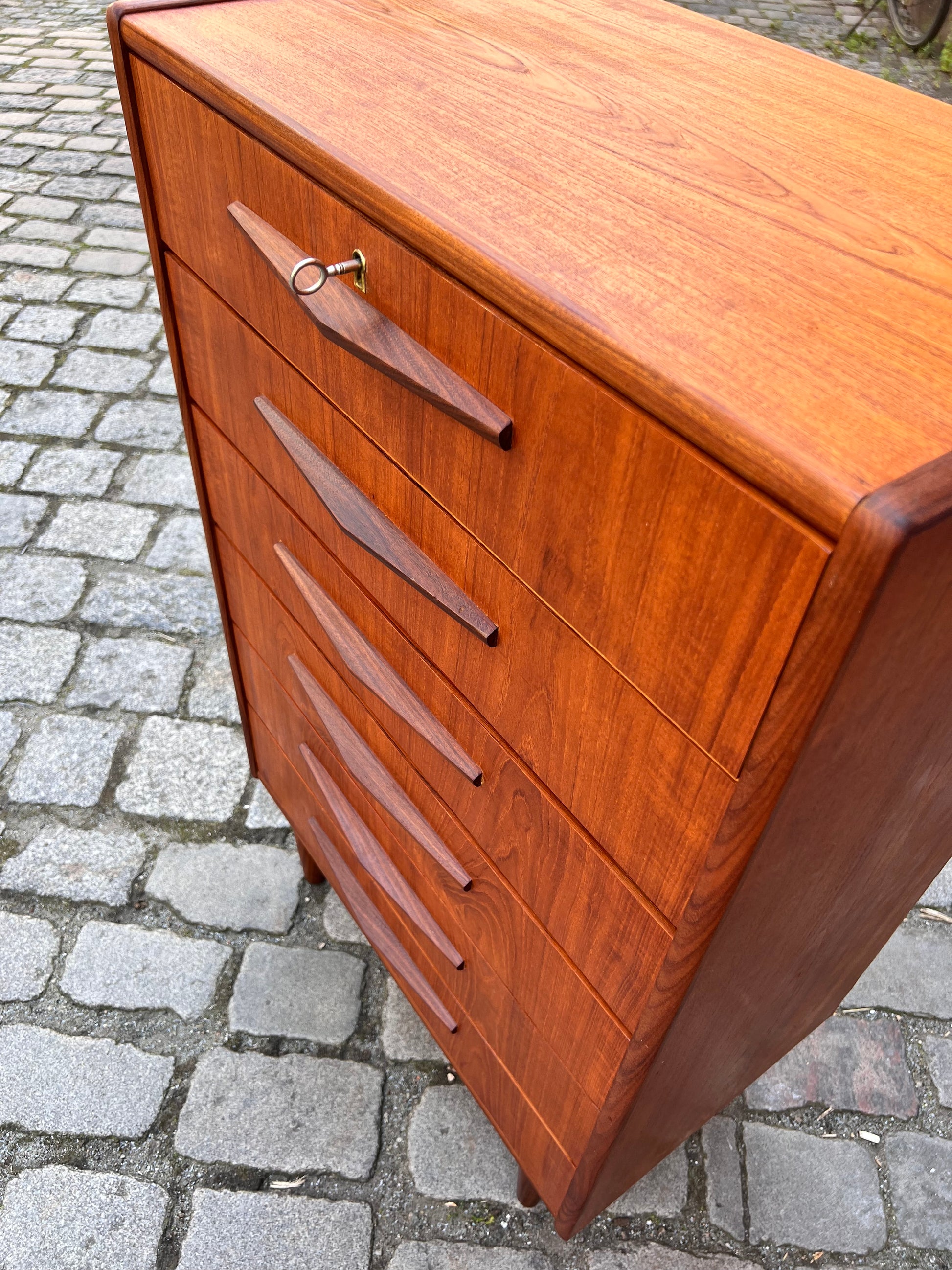 Kommode Teak mit Schloss aus Dänemark
