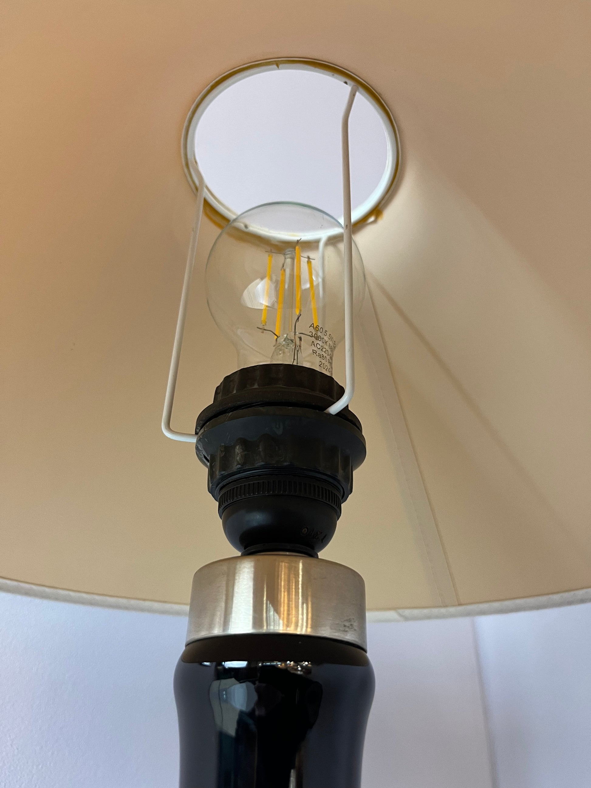 Tischlampe Backgammon Opal schwarz von Holmegaard