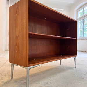Regal Teak mit neuen Chromfüßen